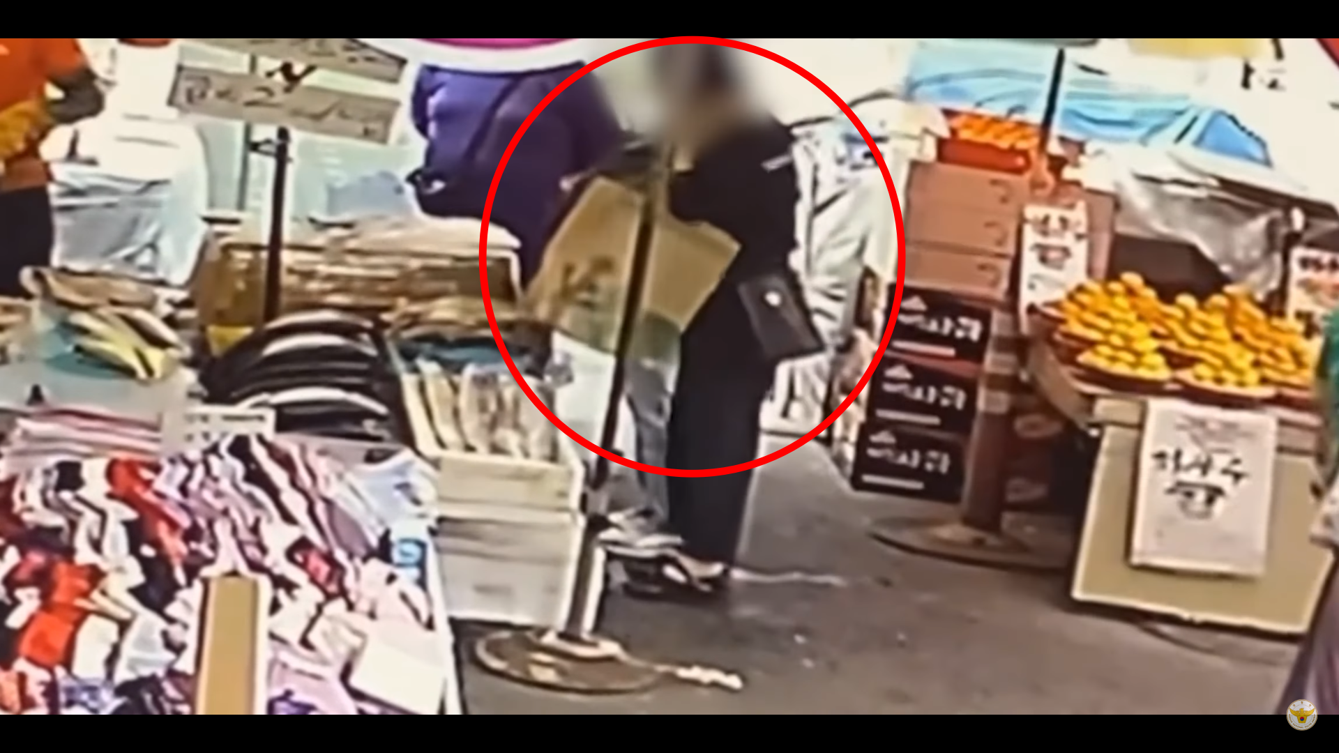 한 여성이 전통시장 내 한 가게 진열대 앞에서 구경하던 손님의 지갑을 훔치는 장면. 경찰청 유튜브 캡처