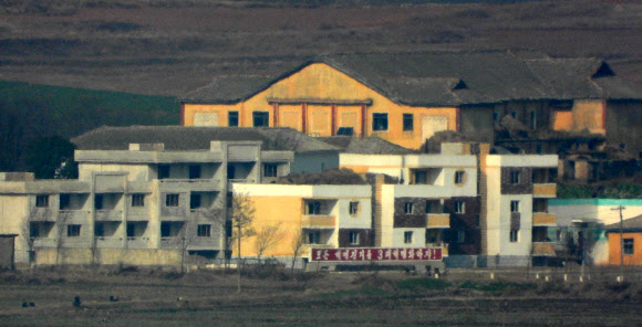 북한이 군사정찰위성 3차를 발사한 후 9·19 남북군사합의 파기를 선언한 23일 오후 인천시 강화군 강화평화전망대에서 바라본 북한 황해북도 개풍군 일대에서 북한 선전구호가 보이고 있다. 2023.11.23  연합뉴스