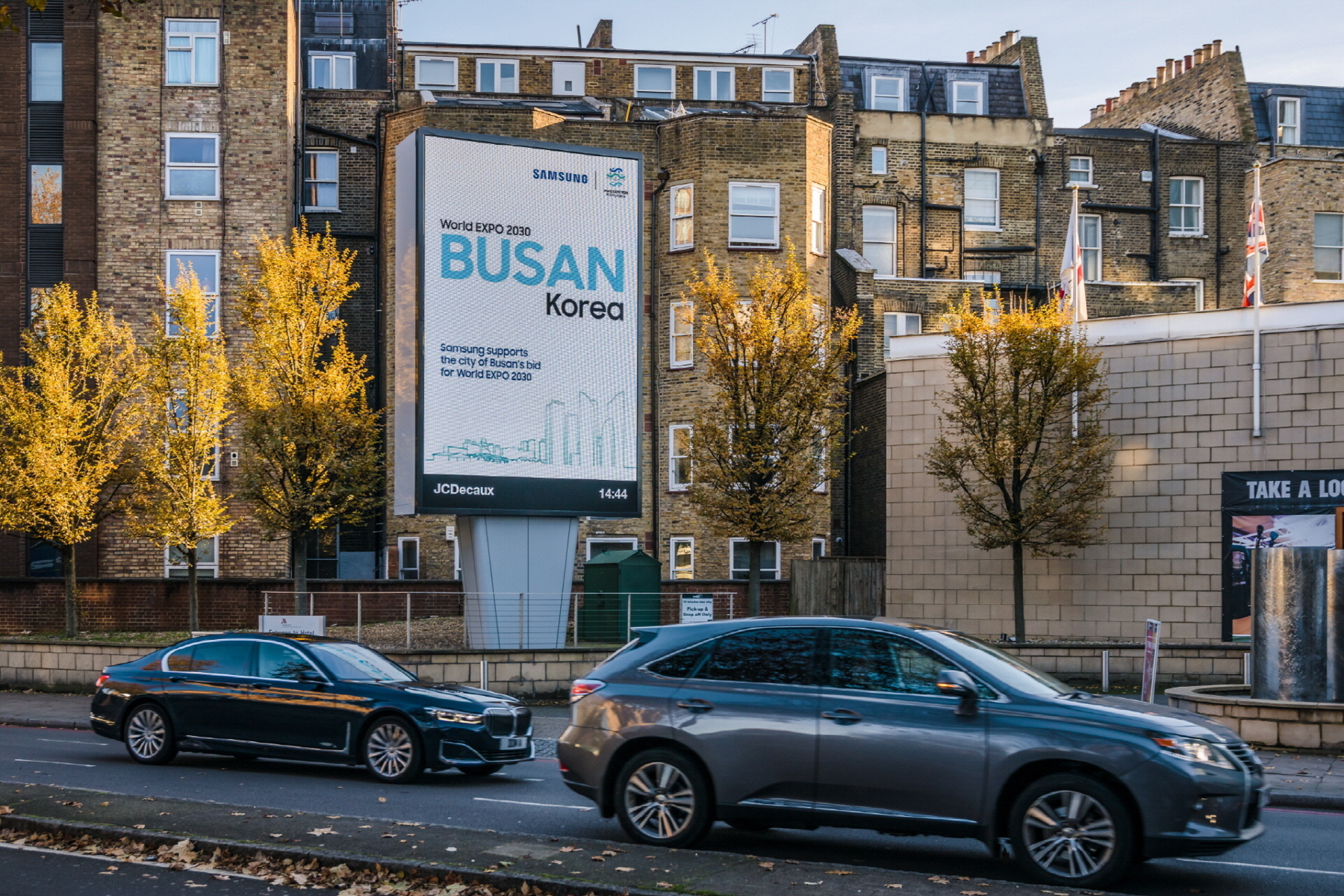삼성전자가 영국 런던, 스페인 마드리드 등 유럽 주요 도시에서 대형 옥외광고를 통해 부산엑스포 유치 활동을 하고 있다. 삼성전자 제공