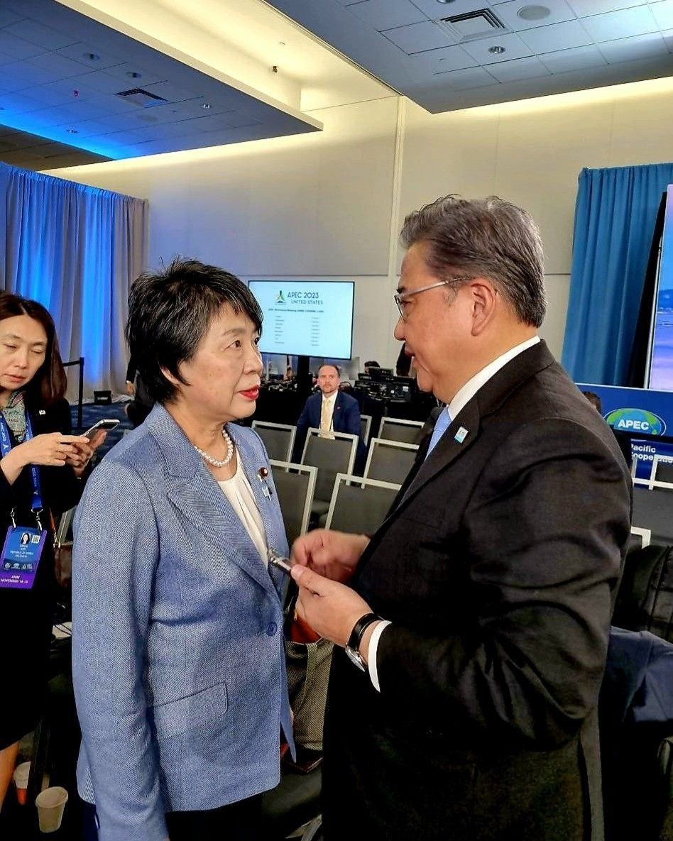가미카와 요코 일본 외무상과 환담하는 박진 장관