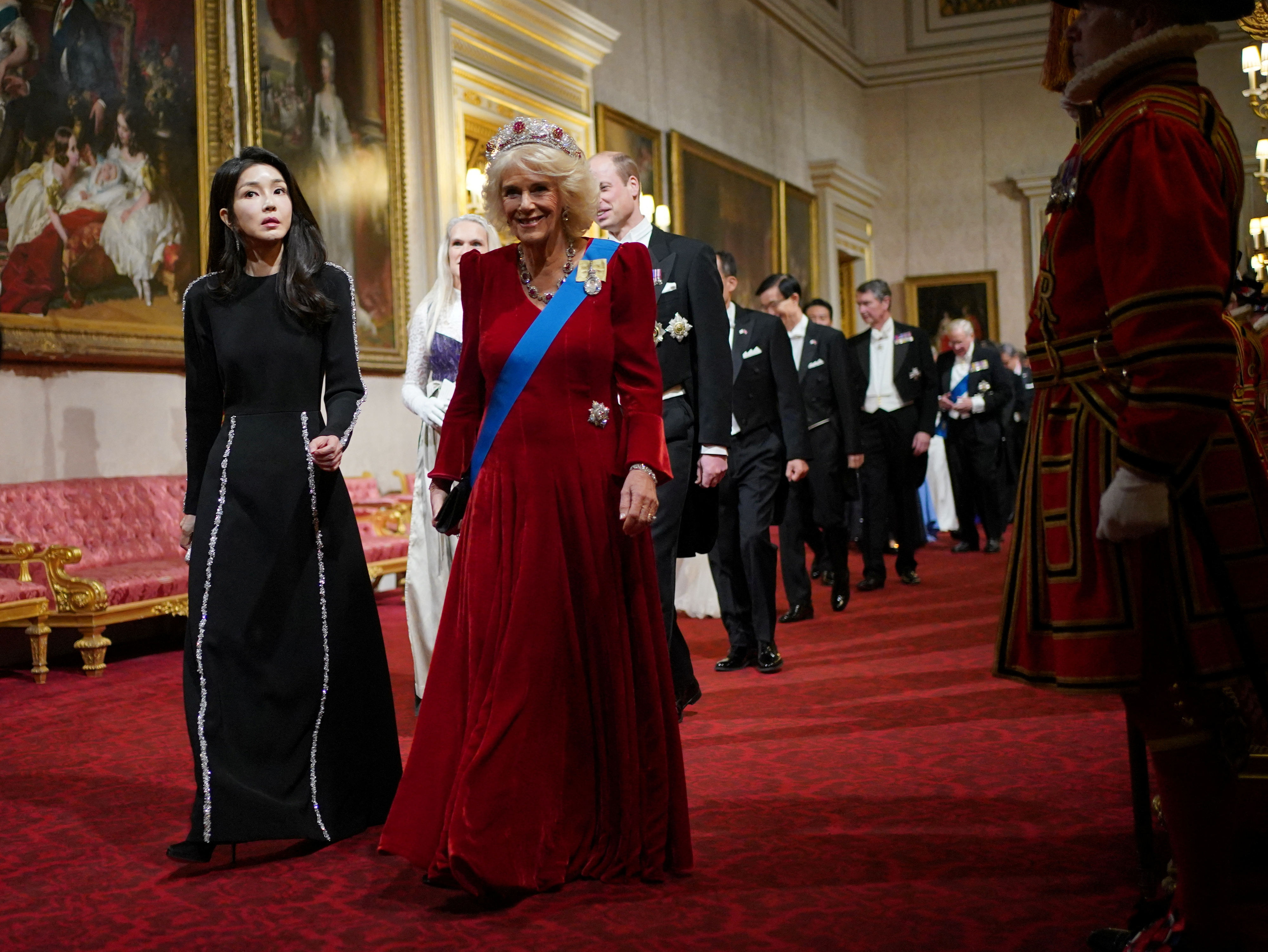 김건희 여사와 카밀라 여왕이 국빈만찬장에 들어가고 있다. 런던 로이터 연합뉴스