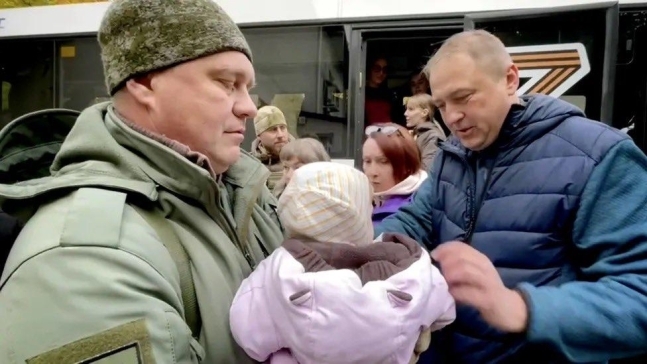 이고르 카스튜케비치 러시아 하원의원(왼쪽)이 지난해 10월 우크라이나 헤르손의 아동 보호소에서 어린이들을 차에 태워 가는 모습. 카스튜케비치 의원 텔레그램