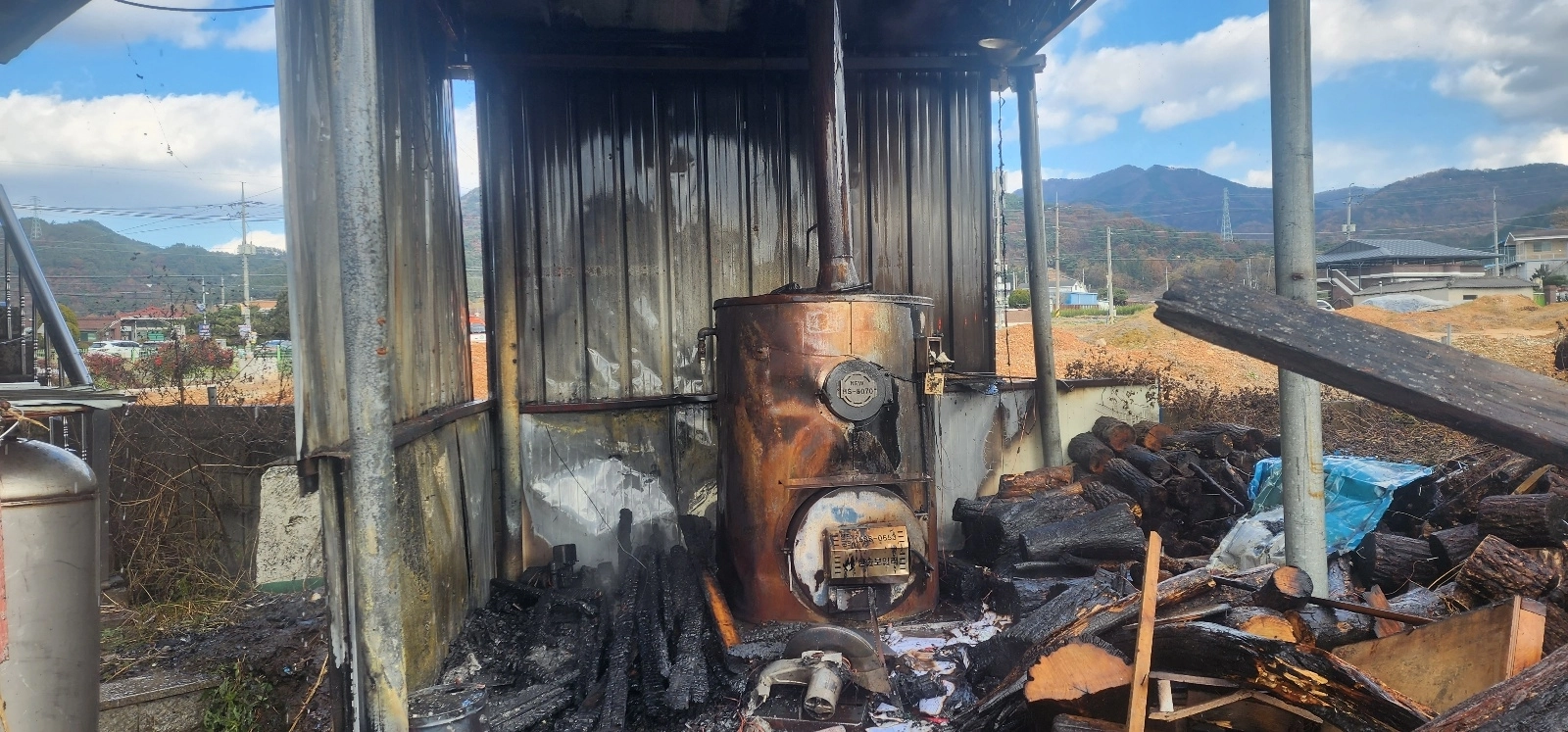 불에 탄 화목보일러. 서울신문DB