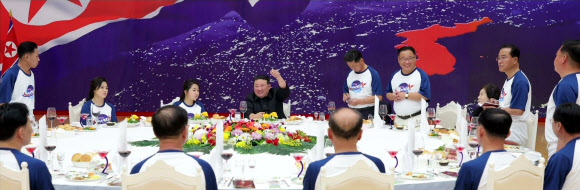 북한이 정찰위성 발사 성공을 경축하여 지난 23일 목란관에서 북한 정부의 명의로 마련한 연회가 진행됐다고 조선중앙TV가 24일 보도했다. 2023.11.24  조선중앙TV 화면·연합뉴스