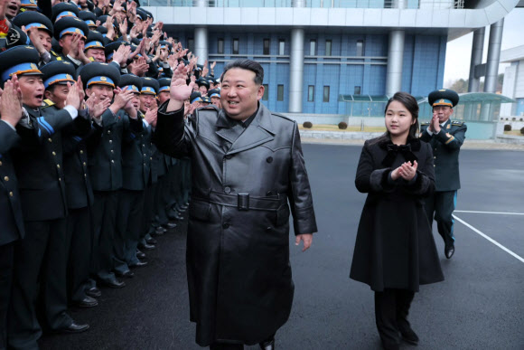 북한 조선중앙TV는 김정은 국무위원장이 23일 국가항공우주기술총국을 찾아 첫 군사정찰위성 ‘만리경 1호’ 발사 성공에 공헌한 과학자?기술자들과 기념촬영을 했다고 24일 보도했다. 현장에는 딸 주애도 함께 했다. 2023.11.24. 조선중앙TV 캡처·뉴시스
