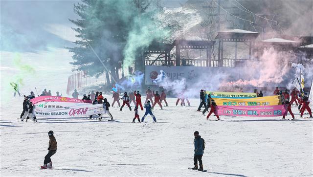 24일 개장한 강원 평창군 용평스키장에서 직원들이 개장을 기념하는 퍼포먼스를 하고 있다. 2023.11.24. 뉴스1