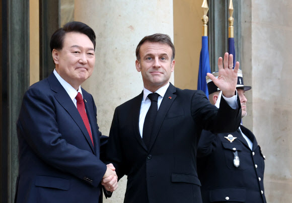 부산엑스포 유치활동을 위해 프랑스를 방문한 윤석열 대통령이 24일(현지시간) 파리 엘리제궁에서 열린 한·프랑스 조찬 겸 정상회담에서 에마뉘엘 마크롱 대통령과 악수하고 있다. 2023.11.24 연합뉴스