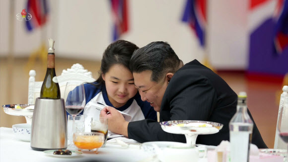 북한이 정찰위성 발사 성공을 경축하여 지난 23일 목란관에서 북한 정부의 명의로 마련한 연회가 진행됐다고 조선중앙TV가 24일 보도했다.  2023.11.24  조선중앙TV 화면·연합뉴스