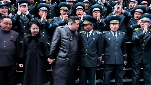 북한 김정은 국무위원장이 지난 23일 정찰위성 발사 성공에 공헌한 국가항공우주기술총국의 과학자, 기술자들과 기념사진을 촬영하면서 류상훈 국가항공우주기술총국장과 대화하고 있다. 2023.11.24. 조선중앙TV 화면·연합뉴스