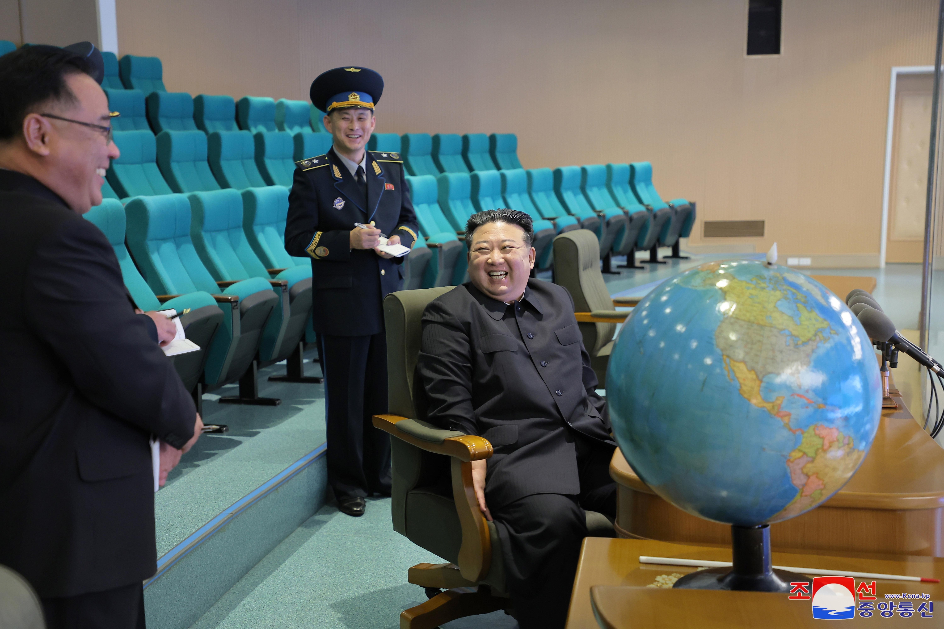 위성 관제소 방문한 김정은 국무위원장
