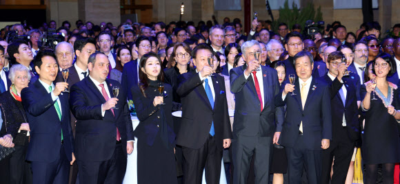 2030 부산세계박람회 유치 활동을 위해 프랑스를 방문 중인 윤석열 대통령이 24일(현지시간) 파리 브롱냐르궁에서 열린 국경일 리셉션에서 건배하고 있다. 2023.11.25. 뉴시스