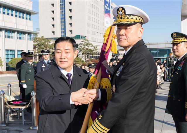 김명수 신임 합동참모본부 의장이 25일 오후 서울 용산구 합동참모본부 연병장에서 열린 제43.44대 합참의장 이.취임식에서 신원식 국방부 장관으로부터 부대기를 이양 받고 있다. 2023.11.25 합동참모본부 제공