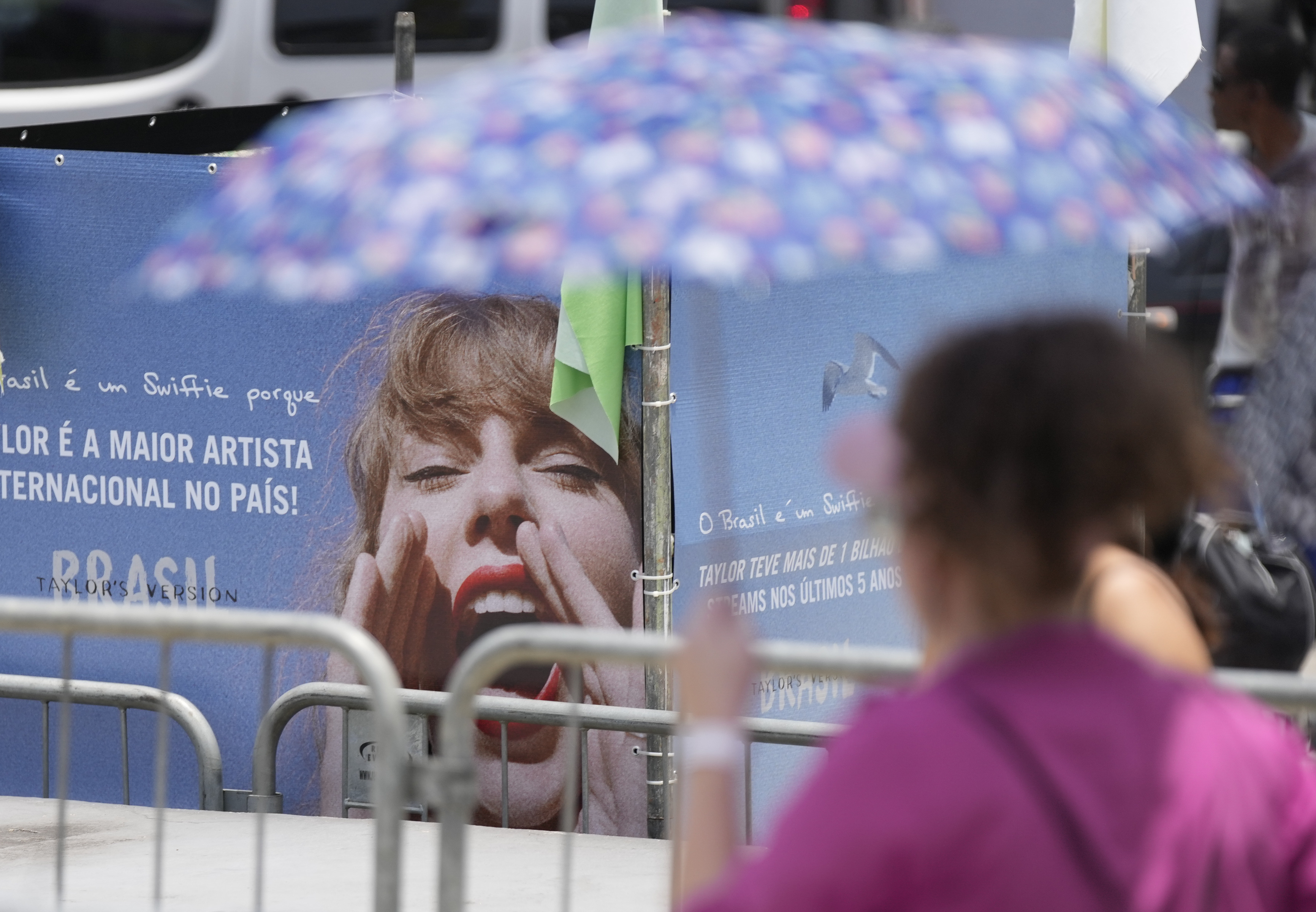 테일러 스위프트 리우데자네이루 콘서트장에 설치된 홍보물. AP 연합뉴스 자료사진