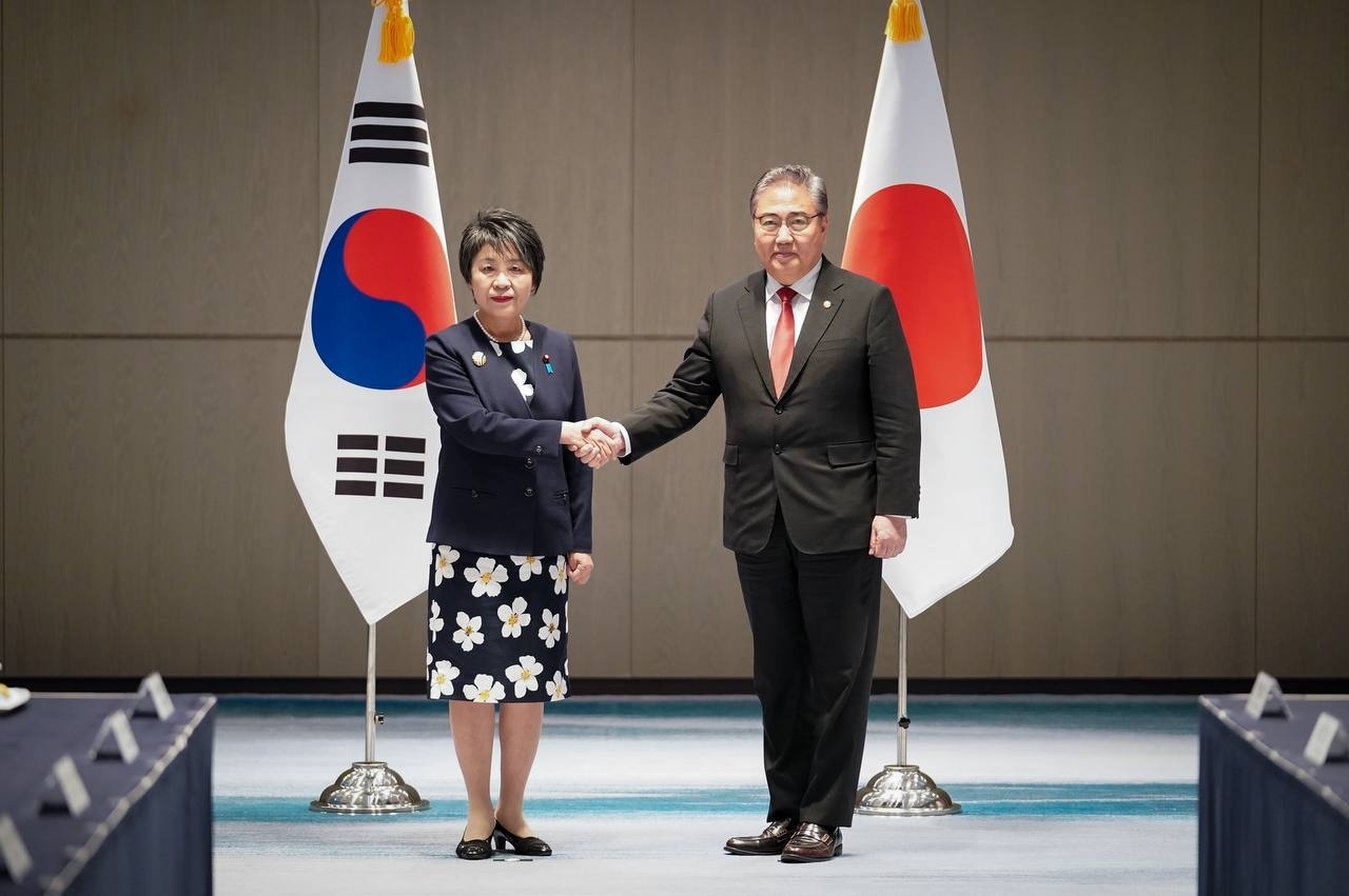 박진(오른쪽) 외교부 장관과 가미카와 요코 일본 외무상이 26일 오전 부산의 한 호텔에서 회담을 갖기에 앞서 악수하고 있다. 외교부 제공