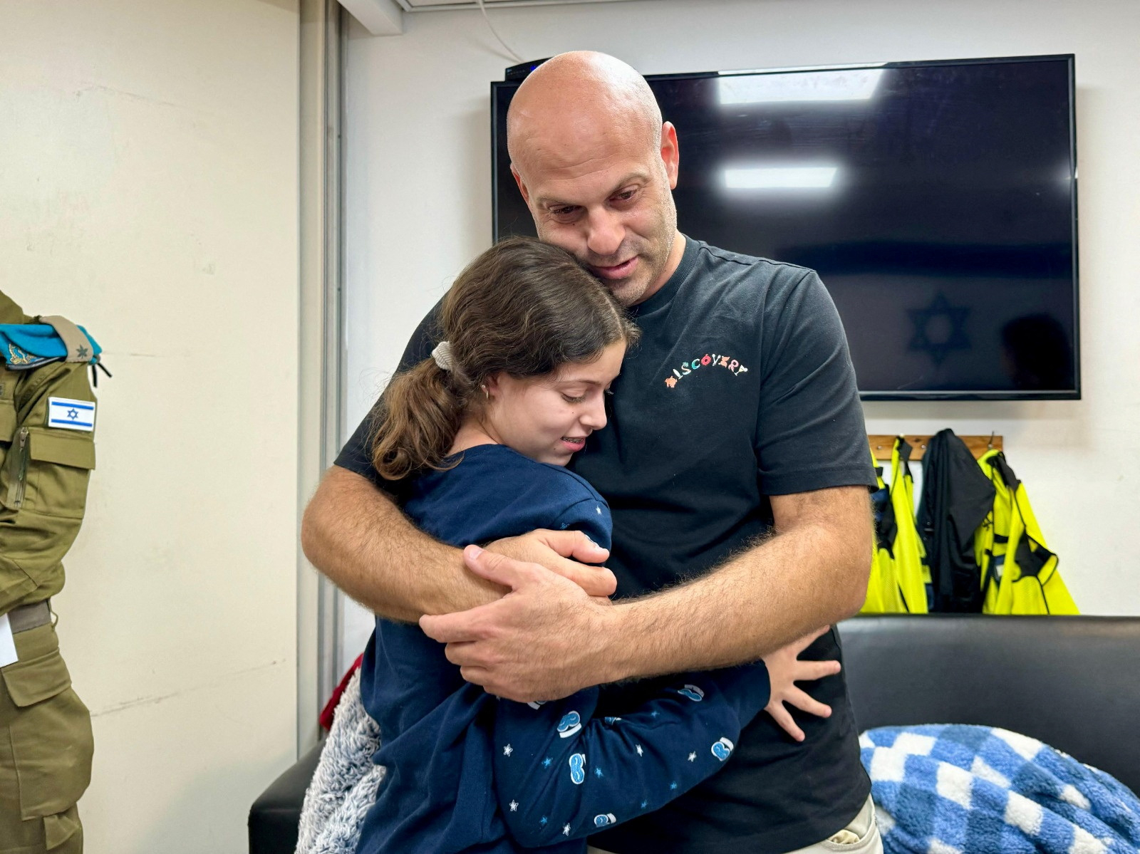 25일(현지시간) 하마스의 2차 인질 석방으로 풀려난 이스라엘 소녀 힐라 로템(13)이 가족과 재회하고 있다. 2023.11.26  이스라엘군 제공