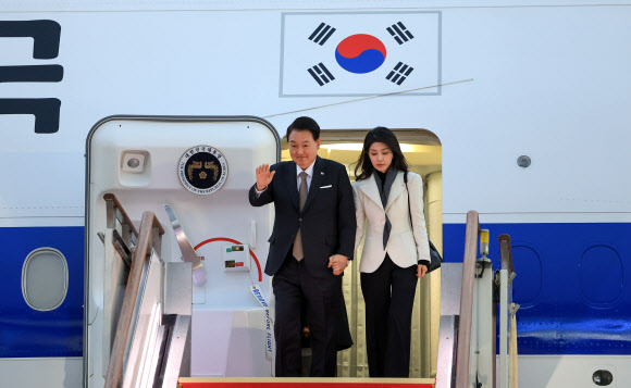 영국 국빈 방문과 프랑스 방문 일정을 마친 윤석열 대통령과 김건희 여사가 26일 성남 서울공항에서 공군1호기편으로 귀국하며 인사하고 있다. 2023.11.26 대통령실 제공