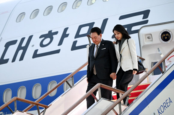 영국 국빈 방문과 프랑스 방문 일정을 마친 윤석열 대통령과 김건희 여사가 26일 성남 서울공항에서 공군1호기편으로 귀국하고 있다.  2023.11.26  대통령실 제공