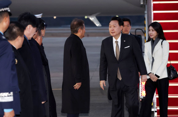 윤석열 대통령 내외, 영국.프랑스 순방 마치고 귀국