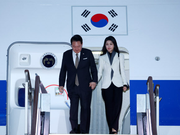5박7일간의 영국?프랑스 순방을 마치고 귀국한 윤석열 대통령과 부인 김건희 여사가 26일 경기도 성남 서울공항에 도착해 공군 1호기에서 내리고 있다. 2023.11.26. 뉴시스