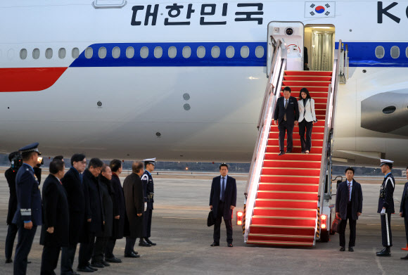 5박7일간의 영국?프랑스 순방을 마치고 귀국한 윤석열 대통령과 부인 김건희 여사가 26일 경기도 성남 서울공항에 도착해 공군 1호기에서 내리고 있다. 2023.11.26. 대통령실 제공