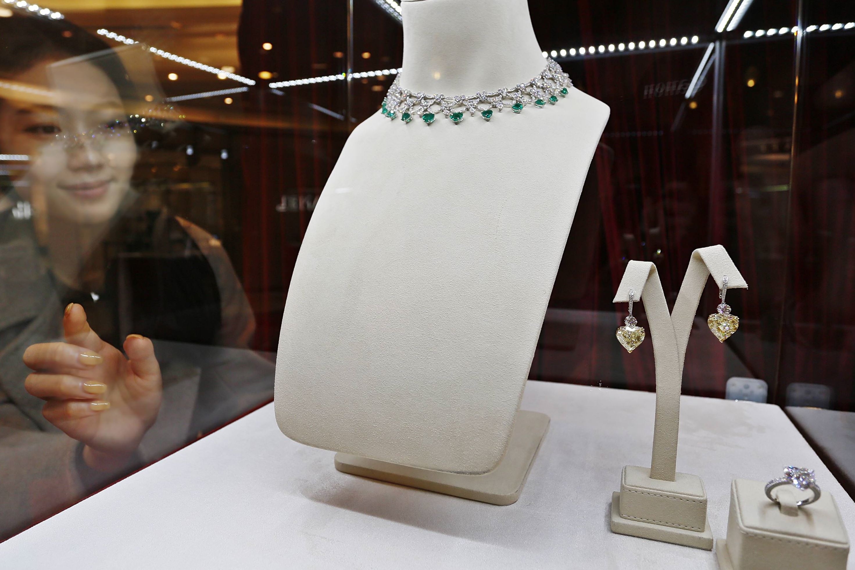왼쪽부터 쇼파드 에메랄드 목걸이, 하트 귀걸이, 하트 다이아몬드 반지. 한화갤러리아 제공