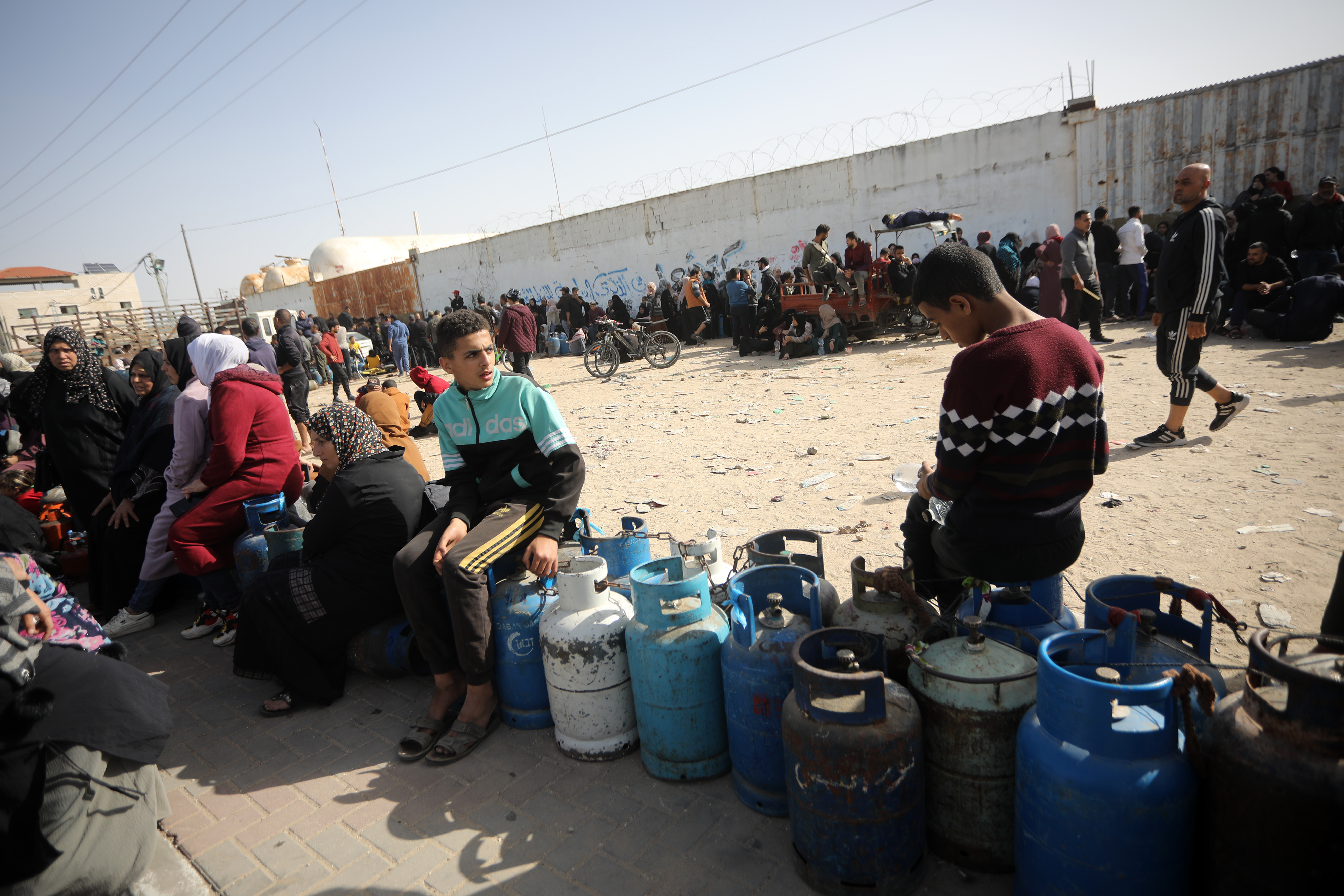 가자지구 구호 트럭 진입… 주유소 앞에 줄 선 주민들
