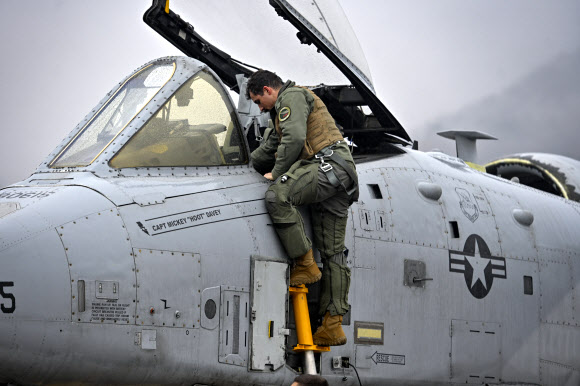 원주기지로 착륙한 A-10 공격기