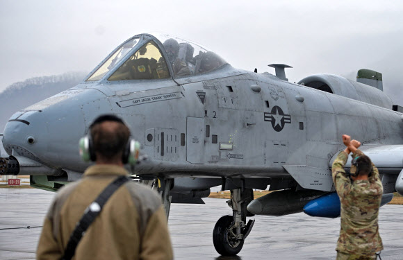 원주기지로 착륙한 A-10 공격기