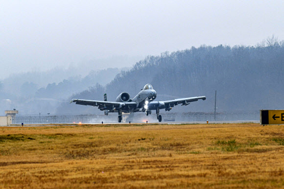 원주기지로 착륙하는 A-10 공격기