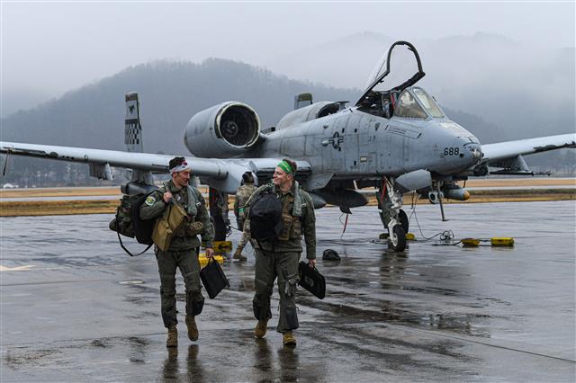 쌍매훈련 위해 원주기지 도착한 美 A-10 조종사들