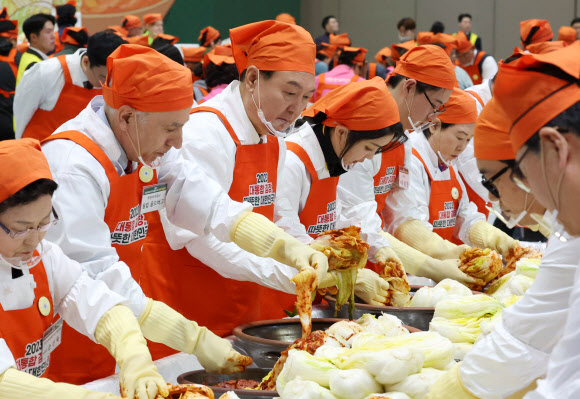김장하는 윤석열 대통령 내외