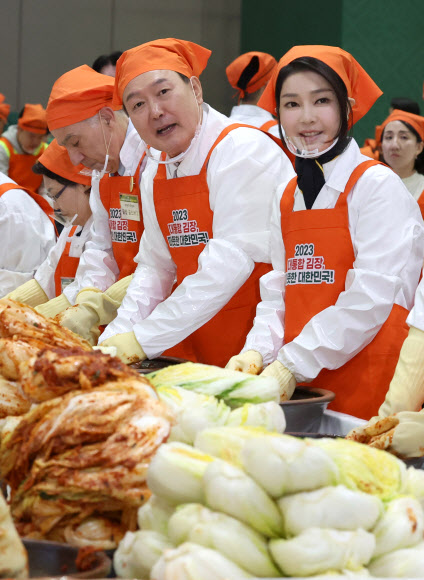 국민대통합 김장행사에서 김치 담그는 윤석열 대통령 부부