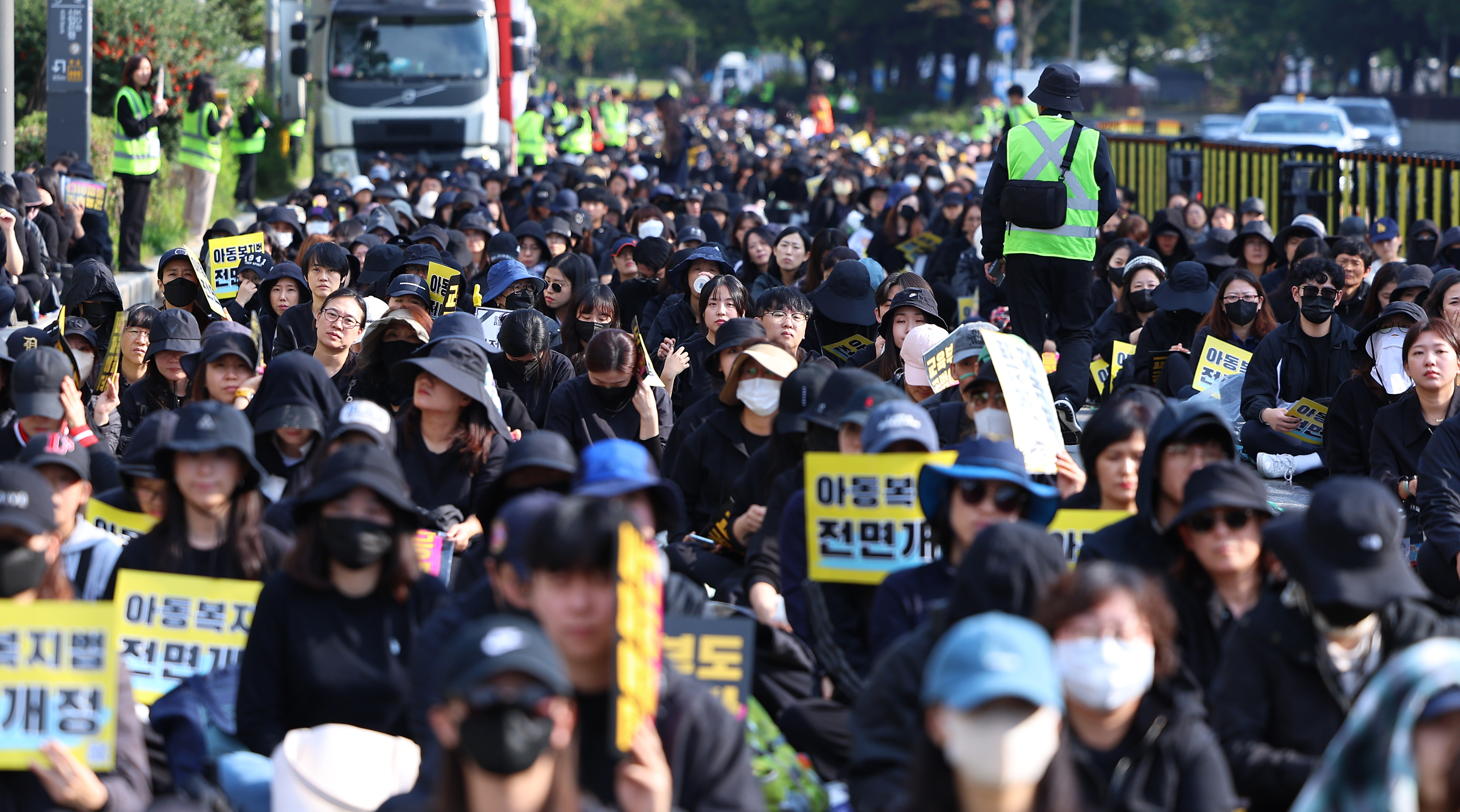 14일 오후 서울 여의도 국회 앞이 공교육정상화 입법촉구 집회에 참가한 교사들로 가득하다. 연합뉴스