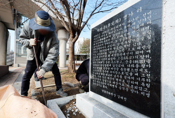 논란 끝에 철거되는 이완용 생가터 비석