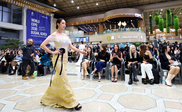 28일 오후 서울 강서구 김포국제공항 청사에서 김포-하네다 노선 20주년 기념 공항 패션쇼가 진행되고 있다.  김포국제공항과 일본 하네다 공항은 이날부터 다음 달 3일까지 김포-하네다 취항 20주년 기념주간으로 정하고 다양한 행사를 진행한다. 2023.11.28. 연합뉴스