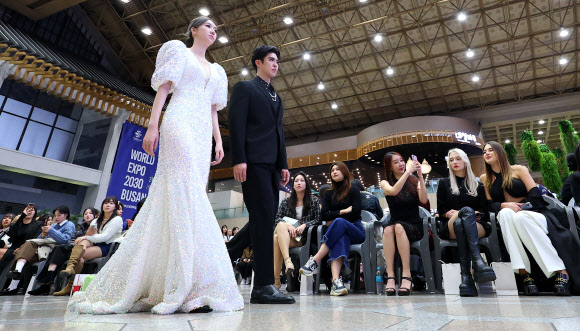 28일 오후 서울 강서구 김포국제공항 청사에서 김포-하네다 노선 20주년 기념 공항 패션쇼가 진행되고 있다.  김포국제공항과 일본 하네다 공항은 이날부터 다음 달 3일까지 김포-하네다 취항 20주년 기념주간으로 정하고 다양한 행사를 진행한다. 2023.11.28. 연합뉴스