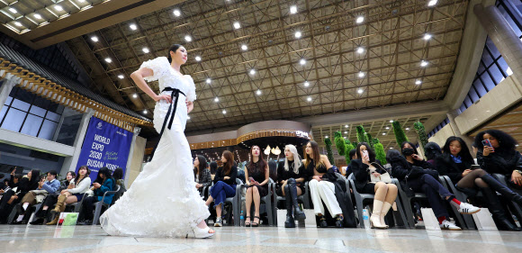 28일 오후 서울 강서구 김포국제공항 청사에서 김포-하네다 노선 20주년 기념 공항 패션쇼가 진행되고 있다.  김포국제공항과 일본 하네다 공항은 이날부터 다음 달 3일까지 김포-하네다 취항 20주년 기념주간으로 정하고 다양한 행사를 진행한다. 2023.11.28. 연합뉴스