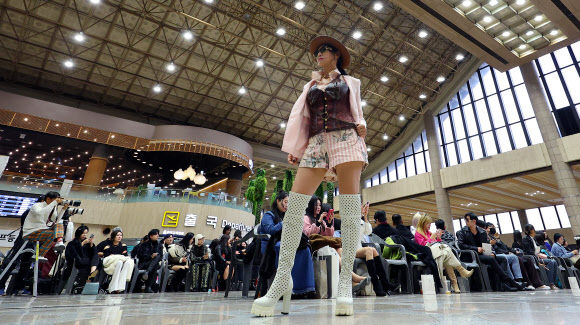 28일 오후 서울 강서구 김포국제공항 청사에서 김포-하네다 노선 20주년 기념 공항 패션쇼가 진행되고 있다.  김포국제공항과 일본 하네다 공항은 이날부터 다음 달 3일까지 김포-하네다 취항 20주년 기념주간으로 정하고 다양한 행사를 진행한다. 2023.11.28. 연합뉴스