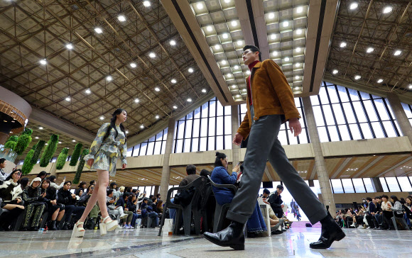 28일 오후 서울 강서구 김포국제공항 청사에서 김포-하네다 노선 20주년 기념 공항 패션쇼가 진행되고 있다.  김포국제공항과 일본 하네다 공항은 이날부터 다음 달 3일까지 김포-하네다 취항 20주년 기념주간으로 정하고 다양한 행사를 진행한다. 2023.11.28. 연합뉴스