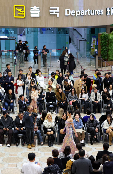 28일 오후 서울 강서구 김포국제공항 청사에서 김포-하네다 노선 20주년 기념 공항 패션쇼가 진행되고 있다.  김포국제공항과 일본 하네다 공항은 이날부터 다음 달 3일까지 김포-하네다 취항 20주년 기념주간으로 정하고 다양한 행사를 진행한다. 2023.11.28. 연합뉴스