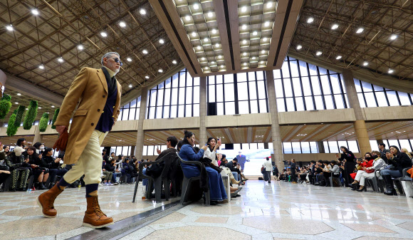 28일 오후 서울 강서구 김포국제공항 청사에서 김포-하네다 노선 20주년 기념 공항 패션쇼가 진행되고 있다.  김포국제공항과 일본 하네다 공항은 이날부터 다음 달 3일까지 김포-하네다 취항 20주년 기념주간으로 정하고 다양한 행사를 진행한다. 2023.11.28. 연합뉴스