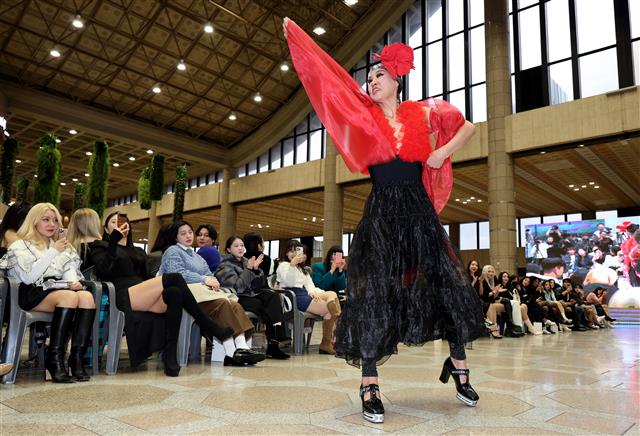 28일 오후 서울 강서구 김포공항 국제선 대합실에서 열린 ‘K-365 패션쇼 in 김포공항’에서 모델들이 의상을 선보이고 있다.  이번 행사는 김포와 하네다 노선 20주년을 기념하기 위해 마련됐다. 2023.11.28. 뉴스1