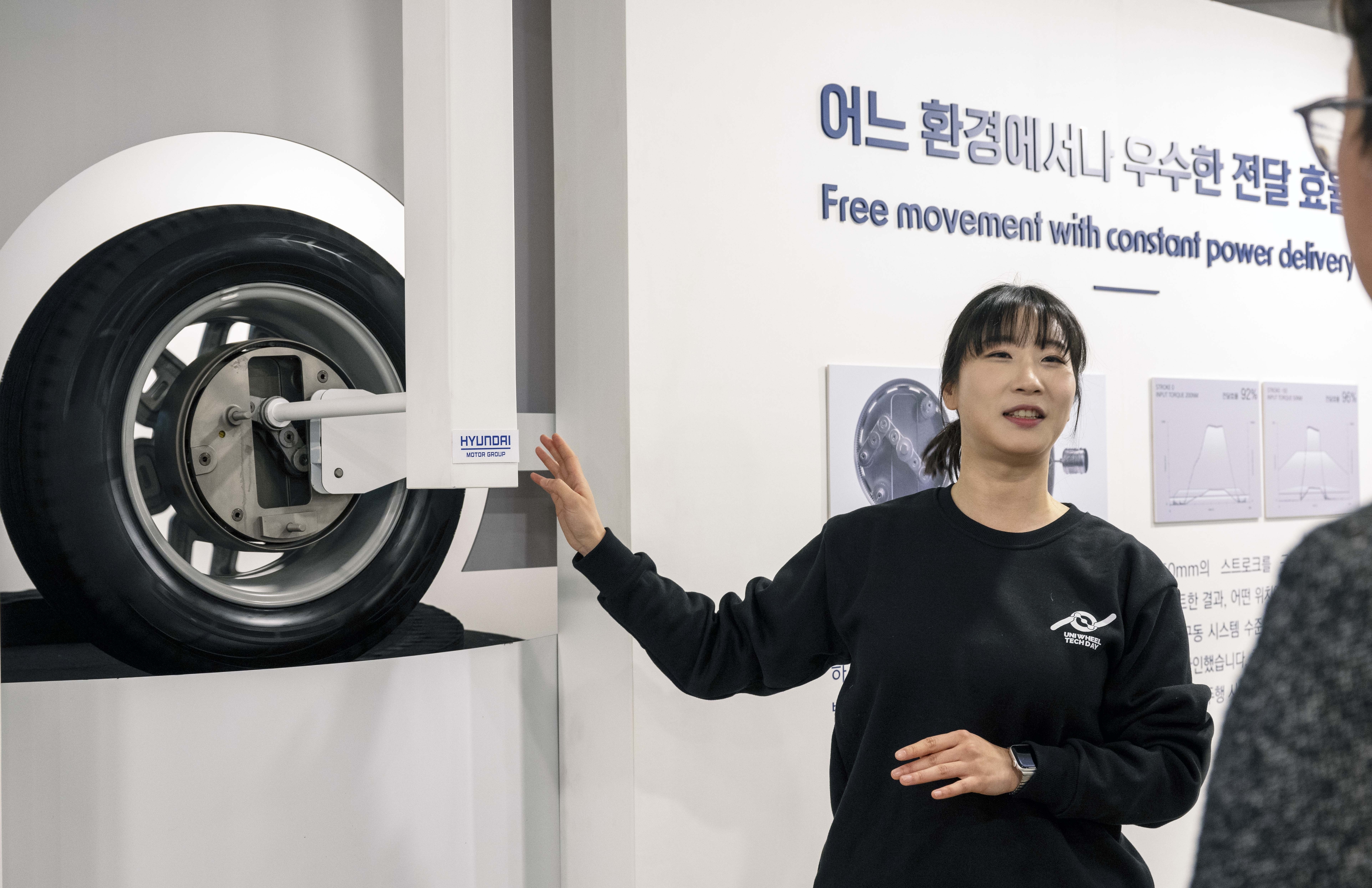현대자동차·기아 연구원이 28일 서울 중구 명동 커뮤니티하우스 마실에서 열린 ‘유니휠 테크데이’에서 취재진에 기술 작동 원리를 설명하고 있다. 현대자동차·기아 제공