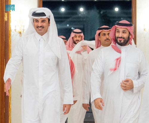 사우디의 실세인 무함마드 빈 살만 왕세자(오른쪽)가 지난 10일 타밈 빈 하마드 알 타니 카타르 국왕을 영접하고 있다.리야드 로이터 연합뉴스