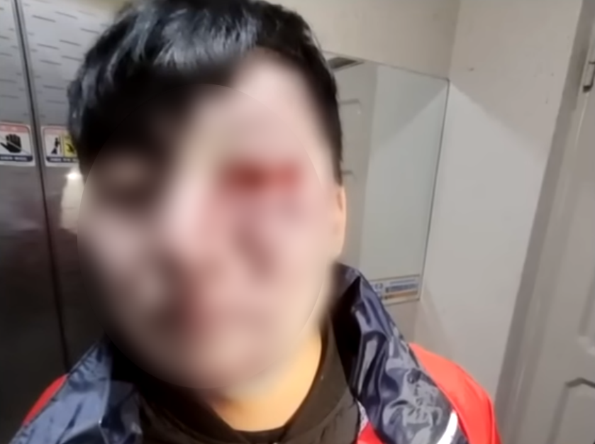 술을 주문한 고객에게 신분증을 요구했다는 이유로 폭행당한 20대 배달원의 모습. JTBC 사건반장 캡처