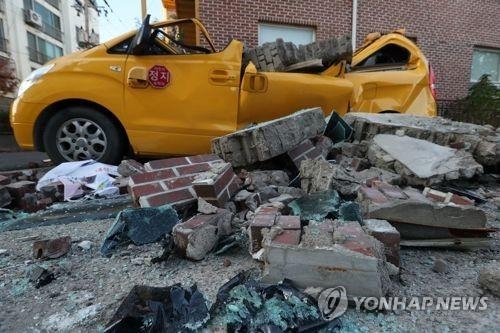 포항지진으로 부서진 차. 연합뉴스