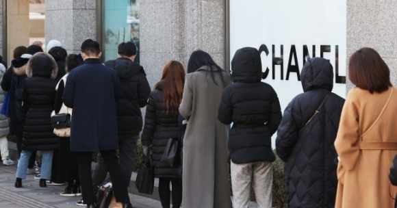 서울 중구의 한 백화점 명품관에 입장하기 위해 ‘오픈런’(개장 전 대기)을 하는 모습. 서울신문 DB