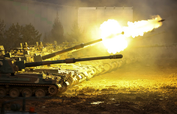 29일 경기 포천시 꽃봉훈련장에서 열린 지구사 대화력전 FTX 포탄사격 훈련에서 육군 7포병여단 K9A1 자주포가 포탄을 발사하고 있다. 2023.11.29 뉴시스