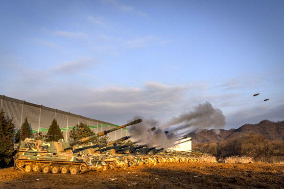 포탄 발사하는 K9A1