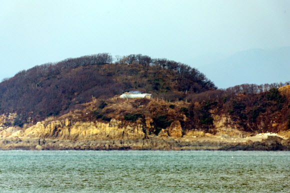 29일 오후 인천 옹진군 대연평도에서 북한 갈도가 보인다. 최근 북한이 9·19 군사합의 전면 파기를 선언한 뒤 서해 북방한계선(NLL) 지역에 있는 북한군 갱도형 해안포의 개문 사례가 급증한 것으로 전해졌다. 군 당국에 따르면 평소 북한군의 해안포 개문은 1∼2개소 정도였는데, 최근에는 10개소 이상으로 늘었다. 2023.11.29  연합뉴스